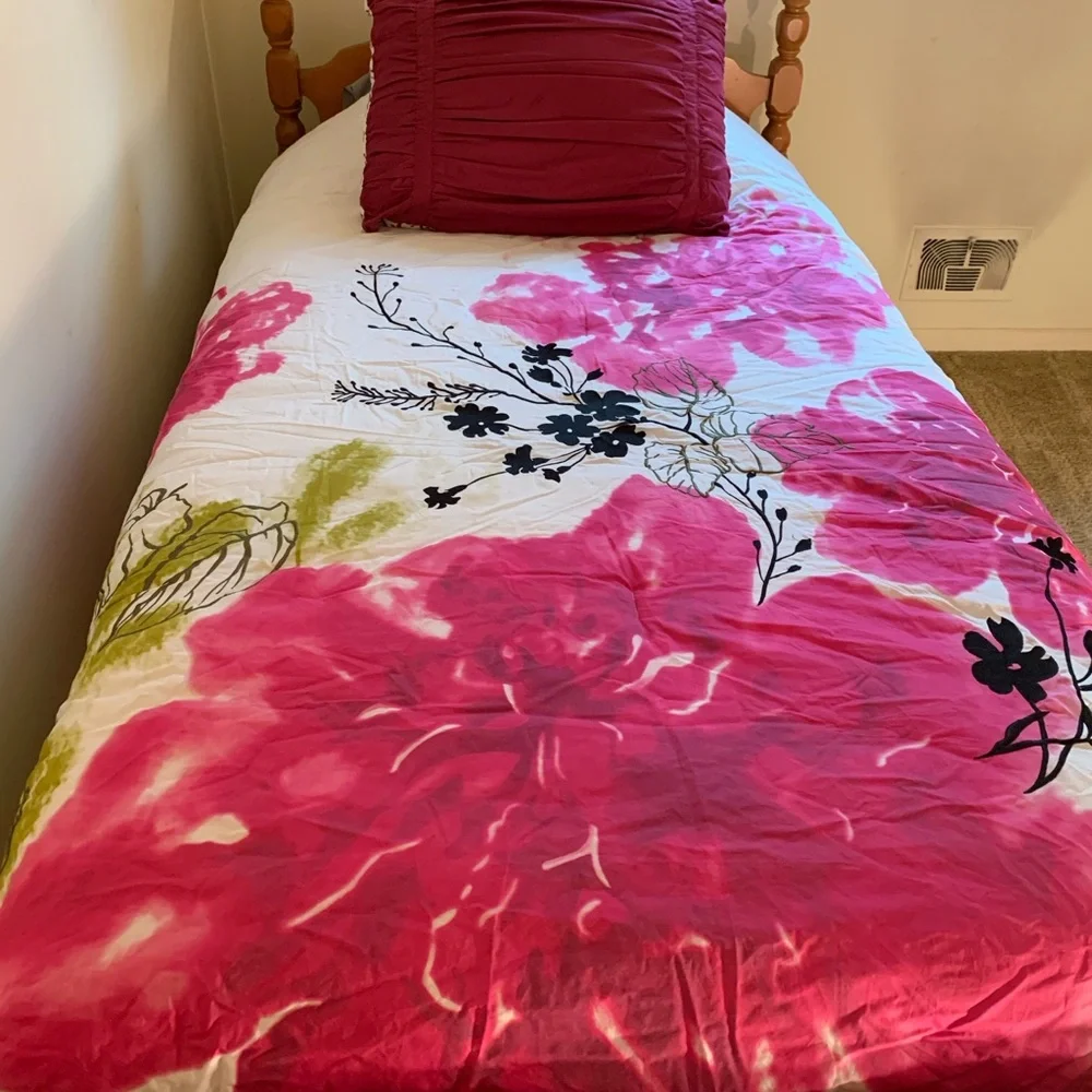 Twin Floral Pink and White Bedding Set